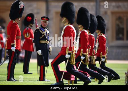 König Karl III., Oberst der Coldstream Guards, präsentiert dem 1. Und 2. Bataillon (Nummer 7 Kompanie) der Coldstream Guards im 375. Jahr während einer Zeremonie in Windsor Castle, Berkshire, vier neue Farben. Die neuen Farben sind die, die in der Trooping of the Colour bei der offiziellen Geburtstagsparade des Königs in London am Samstag, den 14. Juni, auftreten. Bilddatum: Freitag, 13. Juni 2025. Stockfoto
