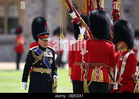 König Karl III., Oberst der Coldstream Guards, präsentiert dem 1. Und 2. Bataillon (Nummer 7 Kompanie) der Coldstream Guards im 375. Jahr während einer Zeremonie in Windsor Castle, Berkshire, vier neue Farben. Die neuen Farben sind die, die in der Trooping of the Colour bei der offiziellen Geburtstagsparade des Königs in London am Samstag, den 14. Juni, auftreten. Bilddatum: Freitag, 13. Juni 2025. Stockfoto