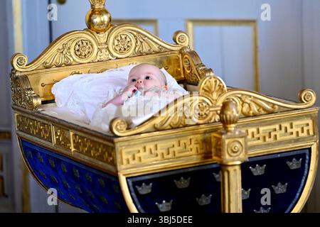 Stockholm, Schweden. Juni 2025. Prinzessin Ines in der Wiege von Karl XV. Im Schloss Drottningholm nach der Taufe in der Schlosskapelle Drottningholm in Stockholm, Schweden, am 13. Juni 2025.Foto: Jonas Ekströmer/TT/Code 10030 Credit: TT News Agency/Alamy Live News Stockfoto