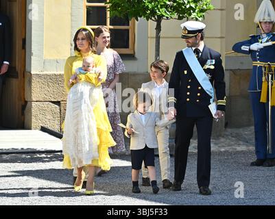 Stockholm, Schweden. Juni 2025. STOCKHOLM, SCHWEDEN 20250613Prinzessin Sofia mit ihrer Tochter Prinzessin Ines, Prinz Carl Philip, Prinz Alexander Prinz Gabriel und Prinz Julian entstehen nach der Taufe von Prinzessin Ines in der Drottningholm Schlosskapelle in Stockholm, Schweden, am 13. Juni 2025. Foto: Claudio Bresciani/TT/Code 10090 Credit: TT News Agency/Alamy Live News Stockfoto