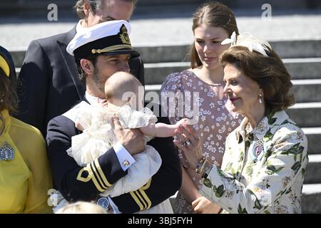 Stockholm, Schweden. Juni 2025. STOCKHOLM, SCHWEDEN 20250613 Prinz Carl Philipp und Prinzessin Sofia mit ihrer Tochter Prinzessin Ines, Prinzessin Estelle, Königin Silvia nach der Taufe von Prinzessin Ines in der Drottningholm-Schlosskapelle in Stockholm, Schweden, am 13. Juni 2025. Foto: Fredrik Sandberg/TT/Code 10080 Credit: TT News Agency/Alamy Live News Stockfoto
