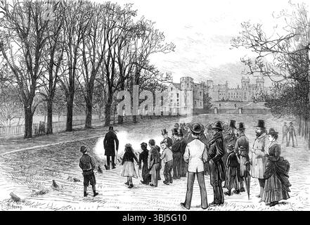 Heiratsfest für den Duke of Edinburgh: Fire a Salute in the Long Walk, Windsor Park, 1874. Feierlichkeiten zur königlichen Hochzeit von Großherzogin Maria Alexandrowna von Russland und Alfred, Herzog von Sachsen-Coburg und Gotha, Sohn von Königin Victoria. In Windsor ertönen die Glocken der St. George's Chapel und der Pfarrkirche tagsüber fröhliches Plätschern, die Stadt war mit Fahnen geschmückt, und der königliche Standard schwamm vom flagstaff auf der Stadthalle. Royal Salutes wurden im Long Walk von den Royal Bombardier, Fort Belvedere und Virginia Water abgefeuert. In der St. George's Chapel, im After Stockfoto