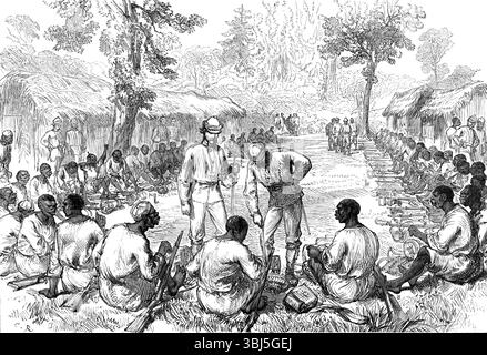The Ashantee war: Zählung und Inspektion der Munition der Bonny-Männer, 1874. Dritter Anglo-Ashanti-Krieg. Die britische Armee in Westafrika. Illustration, in der Leutnants Irwin und Douglas die Munition der Bonny-Männer inspizieren und die Patronen zählen, die sich im Besitz jedes Mannes befinden. Diese unregelmäßigen Truppen sind mit der alten glatten Muskete bewaffnet, die in einen Breechloader umgewandelt wurde, den sie ziemlich schnell zu benutzen gelernt haben, aber immer noch sehr gleichgültig sind. Jeder Mann muss siebzig Schuss Munition in zwei kleinen Beuteln tragen, bereit für den sofortigen Einsatz, außer a la Stockfoto