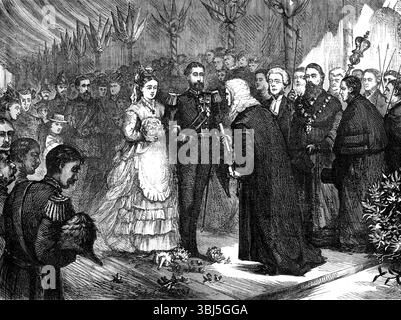 Der Recorder von Gravesend überreichte die Ansprache an den Duke and Duchess of Edinburgh, 1874. Ankunft von Alfred, Herzog von Sachsen-Coburg und Gotha, mit seiner neuen Braut, Großherzogin Maria Alexandrowna von Russland in England. „Der Recorder, der Stadtschreiber und die Mitglieder des lokalen Komitees hatten sich an die Vorderseite oder das Eingangsende des Piers geschoben... die Ansprache wurde nicht gelesen, sondern einfach vom Recorder vorgetragen, der die kurze Pause nutzte, um ein paar Willkommensworte an ihre Königlichen Hoheiten zu richten, die der Herzog liebenswürdig einräumte.“ Aus Illustrated London News, 1874 Stockfoto