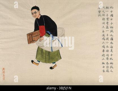 Ein Bildungsbeamter, der gerade Schuleintrittsprüfungen durchführt; er trägt einen gefalteten Schreibtisch, einen versiegelten Beutel mit Prüfungsfragen und einen überdachten Korb, 1890. Stockfoto