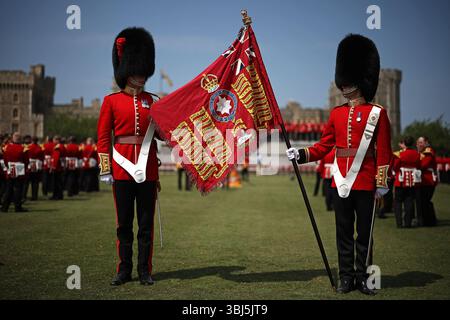 Soldaten des 1. Und 2. Bataillons (Nummer 7 Kompanie) der Coldstream Guards zeigen die Königsfarbe auf Windsor Castle, Berkshire. Die neuen Farben sind die, die in der Trooping of the Colour bei der offiziellen Geburtstagsparade des Königs in London am Samstag, den 14. Juni, auftreten. Bilddatum: Freitag, 13. Juni 2025. Stockfoto