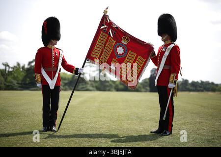 Soldaten des 1. Und 2. Bataillons (Nummer 7 Kompanie) der Coldstream Guards zeigen die Königsfarbe auf Windsor Castle, Berkshire. Die neuen Farben sind die, die in der Trooping of the Colour bei der offiziellen Geburtstagsparade des Königs in London am Samstag, den 14. Juni, auftreten. Bilddatum: Freitag, 13. Juni 2025. Stockfoto