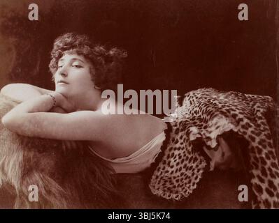 Porträt von Colette (1873-1954), um 1909. Gefunden in der Sammlung von Biblioth&#xe8;que nationale de France. Stockfoto