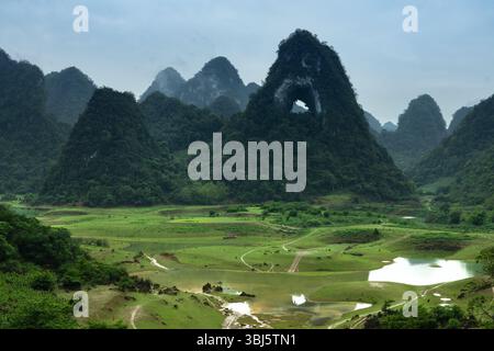 Der Berg „Angel's Eye“ im malerischen Karsttal der Provinz Cao Bang im Norden Vietnams Stockfoto