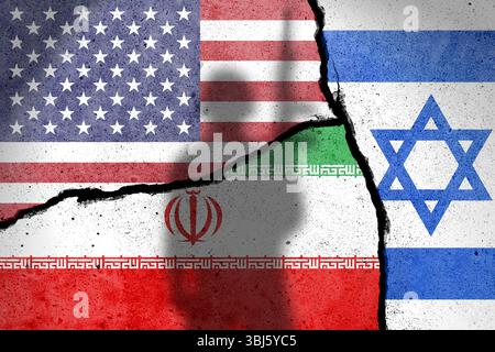 Fahnen der USA, Israels und Irans auf die zerrissene Wand gemalt Stockfoto