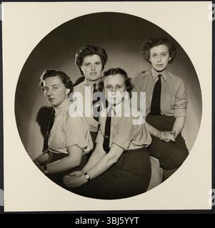 Porträt des WAAF-Personals der Filmproduktionsabteilung der RAF Iver Heath, Pinewood Studios, Buckinghamshire, 1943. Shows: (Von links nach rechts) führender Aircraftwoman Molly Plowman, Captain Lillian Lewis, Sergeant Knicky Chapman und führender Aircraftwoman Freda Pocock. Pinewood Studios - oder RAF Iver Heath - wurden während des Zweiten Weltkriegs als Basis für die Filmproduktionseinheit der Royal Air Force, die Crown Film Unit und die Army Film and Photographic Unit genutzt. Die Studios wurden genutzt, um sowohl Filme zu produzieren, die die Rolle der Streitkräfte im Krieg befürworteten, als auch Dokumenta Stockfoto