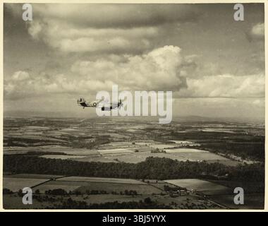 Noch aus einem Film, der während des Zweiten Weltkriegs von der RAF Film Production Unit produziert wurde und einen Hurribomber zeigt, der im Flug ist. Stockfoto