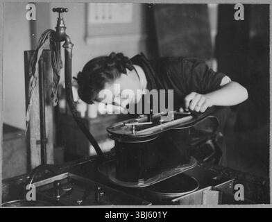 Royal Air Force No. 2 School of Photography, Palatine Road, Blackpool, Lancashire, 1942-1943. Eine Auszubildende der Women's Auxiliary Air Force (WAAF) überprüft vor dem Waschen eine Rolle Film. Die RAF’s No. 2 School of Photography wurde im August 1940 gegründet, um den schnell wachsenden Bedarf an Fotografen und Fototechnikern zu decken, die während des Zweiten Weltkriegs bei der Luftaufklärung helfen sollten. Die Schule war am Blackpool Technical College und der Palatine Secondary School in Blackpool angesiedelt. Die Ausbildung von Frauen an der Schule begann 1941. Dieses Foto ist eines von einem Set von Barnet Saidman, A Stockfoto