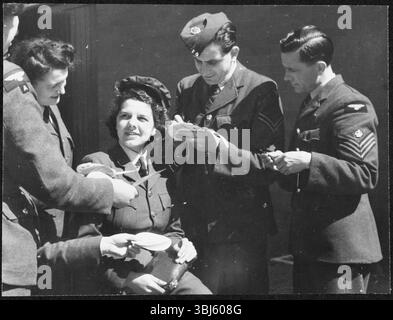 Royal Air Force No. 2 School of Photography, Palatine Road, Blackpool, Lancashire, 1942-1943. Ein Mitglied der WAAF (Women's Auxiliary Air Force), das nach Abschluss ihres Trainings Autogramme von RAF-Ausbildern in ihrer Auslasskarte erhält. Die RAF&#x2019;s No. 2 School of Photography wurde im August 1940 gegründet, um den schnell wachsenden Bedarf an Fotografen und Fototechnikern zu decken, die während des Zweiten Weltkriegs bei der Luftaufklärung helfen sollten. Die Schule war am Blackpool Technical College und der Palatine Secondary School in Blackpool angesiedelt. Ausbildung von Frauen an der Schule Stockfoto