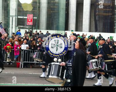 NEW YORK, USA – 16. MÄRZ 2013: Mitglieder des Alten Ordens der Hibernians marschieren zur St. Patrick’s Day Parade auf der Fifth Avenue in Manhattan. Stockfoto