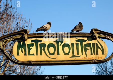 U-Bahn-Station bei Hector Guimard (1867-1942), Jugendstil, Viertel Pigalle, Paris, Frankreich, 2008. Blanche-Eingang, gekrönt mit emaillierten Schildern und markanten handgezeichneten Buchstaben. Stockfoto