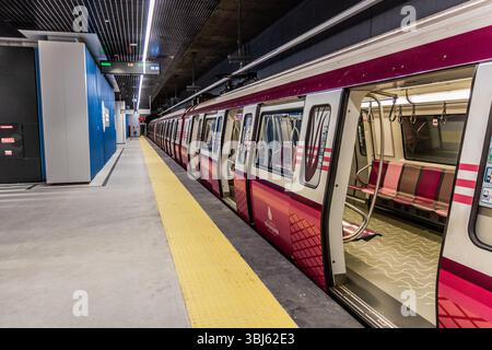 ISTANBUL, TÜRKEI - 10. OKTOBER 2022: Zug an der U-Bahn-Station Sabiha Gokcen Airport in Istanbul, Türkei Stockfoto