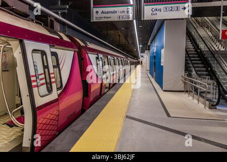ISTANBUL, TÜRKEI - 10. OKTOBER 2022: Zug an der U-Bahn-Station Sabiha Gokcen Airport in Istanbul, Türkei Stockfoto
