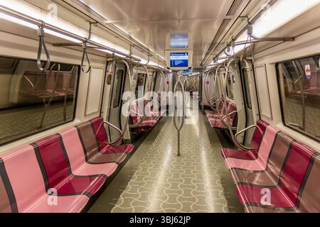 ISTANBUL, TÜRKEI - 10. OKTOBER 2022: Zug der U-Bahn-Linie M4 in Istanbul, Türkei Stockfoto