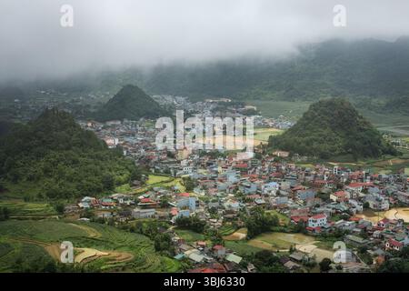 Die malerische Stadt Tam Son, auch bekannt als Quan Ba, inmitten der bewaldeten Karstgebirgslandschaft in der Provinz Ha Giang im Norden Vietnams Stockfoto