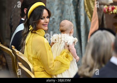 Stockholm, Schweden. Juni 2025. Prinzessin Sofia mit ihrer Tochter Prinzessin Ines bei der Taufe von Prinzessin Ines in der Drottningholm Palace Chapel in Stockholm, Schweden, am 13. Juni 2025.Foto: Anders Wiklund/TT/Code 10040 Credit: TT News Agency/Alamy Live News Stockfoto