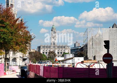 Porto, Portugal - 2. November 2024: Rathaus von Porto (Camara Municipal do Porto) und Platz von General Humberto Delgado (Praca General Humberto Delgad) Stockfoto