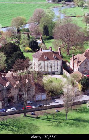 Ein Blick aus der Vogelperspektive auf Arundells in der Kathedrale von Salisbury in der Nähe. Das Haus war bis 2005 Sitz des ehemaligen Premierministers Sir Edward Heath. Stockfoto
