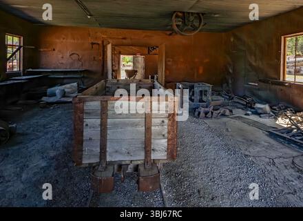 Ein alter Kohlewagen in der Werkstatt einer verlassenen Kohlemine in Nordegg, Alberta, Kanada Stockfoto