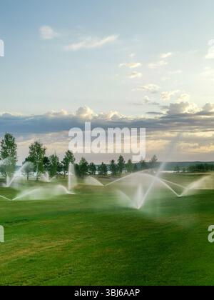 Bewässerungssprinkler auf dem Golfplatz Stockfoto