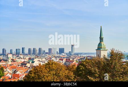 Slowakei, Bratislava - 8. Oktober 2022: Blick von oben auf die Marienkathedrale und die Stadt Bratislava, Slowakei Stockfoto
