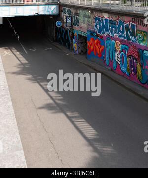 Paris, Frankreich - 06 13 2025 : Street Art am Eingang zum Tuileries-Tunnel Stockfoto