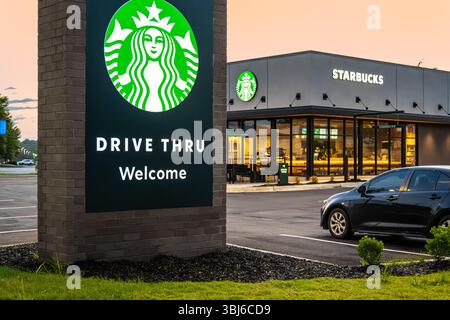 Starbuck Kaffee mit Drive-Thru in Lilburn, Georgia, östlich von Atlanta. (USA) Stockfoto