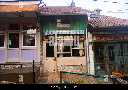 Sarajevo, Bosnien - 2. Dezember 2022: Eine charmante und malerische Kopfsteinpflasterstraße mit lebhaften, farbenfrohen Geschäften und Boutiquen Stockfoto