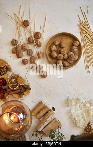 Flache Zusammensetzung mit natürlichen Materialien für die Herstellung eines getrockneten Blumenkranzes. Einschließlich getrocknete Blumen, Gräser, Garn, Schere, Blumendraht, Stockfoto