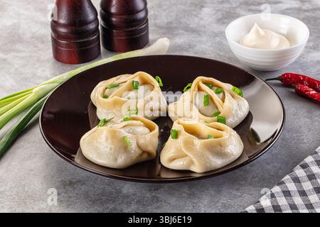 Usbekische Küche: Manti mit Personal, Fleisch und Zwiebeln Stockfoto