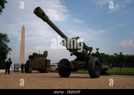 Washington, Usa. Juni 2025. Eine Haubitze befindet sich in der National Mall zur Vorbereitung der Feierlichkeiten zum 250. Jahrestag der Armee am Freitag, den 13. Juni 2025 in Washington, DC. Foto: Ken Cedeno/UPI Credit: UPI/Alamy Live News Stockfoto