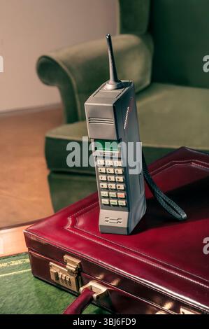 80er Jahre CITYMAN ALTES HANDY 1987 erste Generation Handheld Handy Mobira Cityman 1320 Retro 1980's Aktentasche Schreibtisch und Bürostuhl Stockfoto
