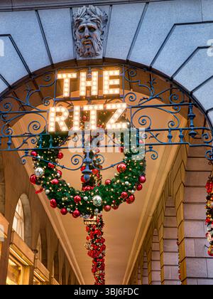DAS RITZ CHRISTMAS UK DECORATIONS Hotel Exterior Dusk London Piccadilly mit traditionellen luxuriösen Kranzkugeln im Christmas Piccadilly London UK Stockfoto