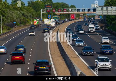 IN DER NÄHE von RIDGMONT, BEDFORDSHIRE, ENGLAND, Großbritannien - 10. Juni 2025 - Verkehr auf der Autobahn M1 „Smart“ in der Nähe von Ridgmont, Bedfordshire, England, Großbritannien. Intelligente Autobahnen Stockfoto