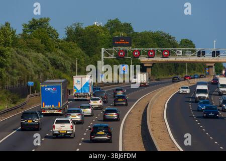 IN DER NÄHE von RIDGMONT, BEDFORDSHIRE, ENGLAND, Großbritannien - 10. Juni 2025 - Verkehr auf der Autobahn M1 „Smart“ in der Nähe von Ridgmont, Bedfordshire, England, Großbritannien. Intelligente Autobahnen Stockfoto