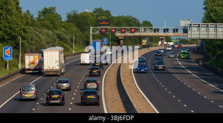IN DER NÄHE von RIDGMONT, BEDFORDSHIRE, ENGLAND, Großbritannien - 10. Juni 2025 - Verkehr auf der Autobahn M1 „Smart“ in der Nähe von Ridgmont, Bedfordshire, England, Großbritannien. Intelligente Autobahnen Stockfoto