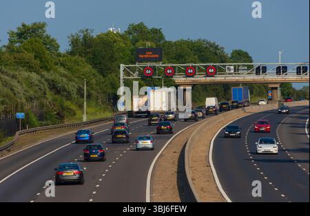IN DER NÄHE von RIDGMONT, BEDFORDSHIRE, ENGLAND, Großbritannien - 10. Juni 2025 - Verkehr auf der Autobahn M1 „Smart“ in der Nähe von Ridgmont, Bedfordshire, England, Großbritannien. Intelligente Autobahnen Stockfoto