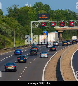 IN DER NÄHE von RIDGMONT, BEDFORDSHIRE, ENGLAND, Großbritannien - 10. Juni 2025 - Verkehr auf der Autobahn M1 „Smart“ in der Nähe von Ridgmont, Bedfordshire, England, Großbritannien. Intelligente Autobahnen Stockfoto