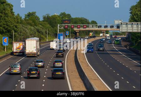 IN DER NÄHE von RIDGMONT, BEDFORDSHIRE, ENGLAND, Großbritannien - 10. Juni 2025 - Verkehr auf der Autobahn M1 „Smart“ in der Nähe von Ridgmont, Bedfordshire, England, Großbritannien. Intelligente Autobahnen Stockfoto