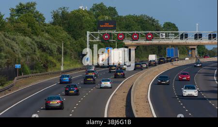 IN DER NÄHE von RIDGMONT, BEDFORDSHIRE, ENGLAND, Großbritannien - 10. Juni 2025 - Verkehr auf der Autobahn M1 „Smart“ in der Nähe von Ridgmont, Bedfordshire, England, Großbritannien. Intelligente Autobahnen Stockfoto