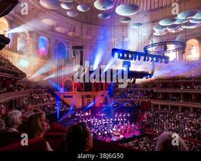 Albert Hall Innenaufführung mit dramatischer Beleuchtung und Feuerwerk im Auditorium Sound und spektakulären pyrotechnischen Lichteffekten & Rauch, aus einer luxuriösen Privatbox gesehen, Kensington London UK Stockfoto