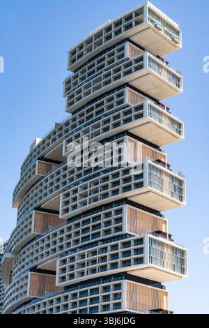 Dubai, Vereinigte Arabische Emirate - 17. März 2023: Blick auf das Hotel Atlantis the Royal at Palm Jumeirah an einem sonnigen Tag Stockfoto