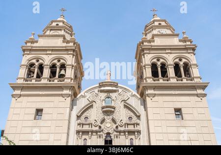 Architektonische Details mit den Glockentürmen von Iglesia San Francisco de Asis, den bekanntesten Kirchen aus Ica, Peru Stockfoto