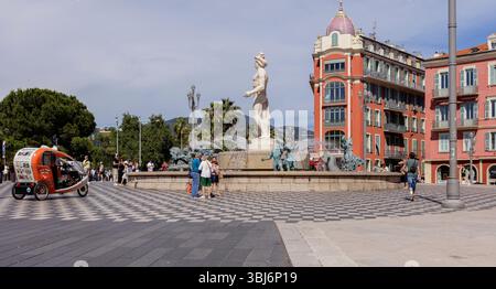 Nizza, Frankreich - 31. Mai 2025: Fontaine du Soleil (Sonnenbrunnen) auf dem Place Massena, dem Hauptplatz der Stadt. Nizza ist die Hauptstadt der Alpes Mar Stockfoto