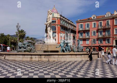 Nizza, Frankreich - 31. Mai 2025: Fontaine du Soleil (Sonnenbrunnen) auf dem Place Massena, dem Hauptplatz der Stadt. Nizza ist die Hauptstadt der Alpes Mar Stockfoto